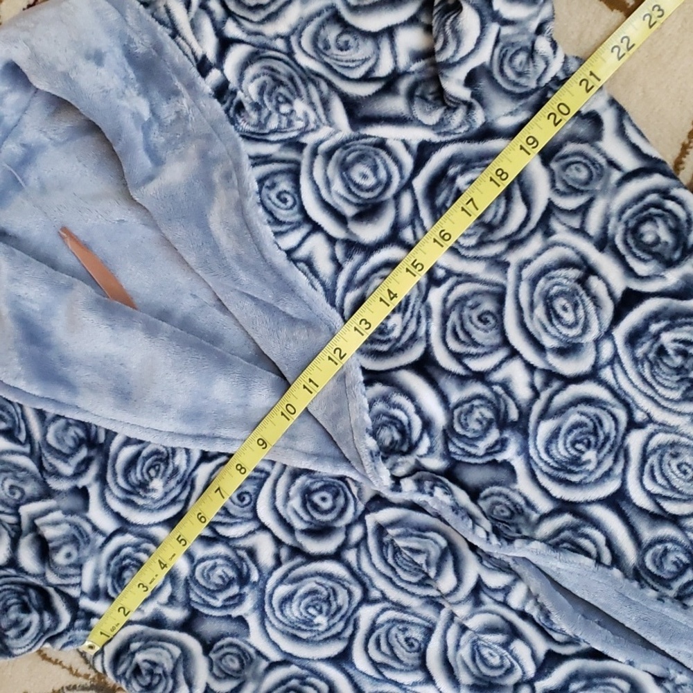 Casa Zeta-Jones Womens reversible blue/blue white floral rosette robe, Size S - Picture 12 of 16